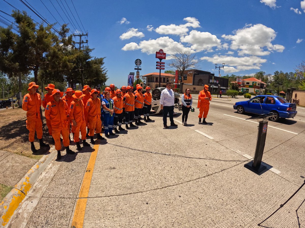 GobernacionSV's tweet photo. Nuestra Gobernadora de La Libertad, @Yaneth__Bran participó en el simulacro de accidente de tránsito junto a funcionarios que integran la Comisión Nacional de @PROCIVILSV en el marco del #PlanVerano 2026.

📍Carretera al Puerto de La Libertad. https://t.co/yf5xU0lqtl