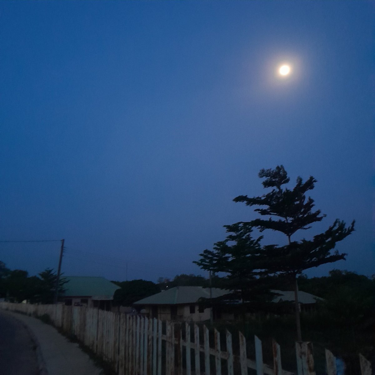 Hannahisonx's tweet photo. Funaab at night>>>😌
I don't joke with my evening strolls +music😝
Therapy fr🥹 https://t.co/hSCcDH40gl