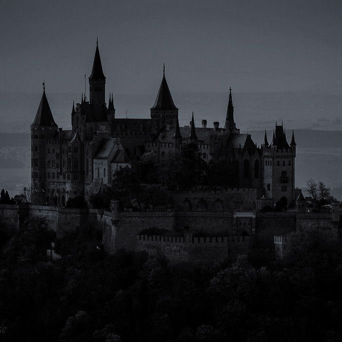 camisadocosp's tweet photo. how does pinterest see you?  
♱ vampire 
♱ fangs
♱ castle
♱ coffin

я не шутил, что мой спирит энимал лестат https://t.co/ydQb9ztWfm