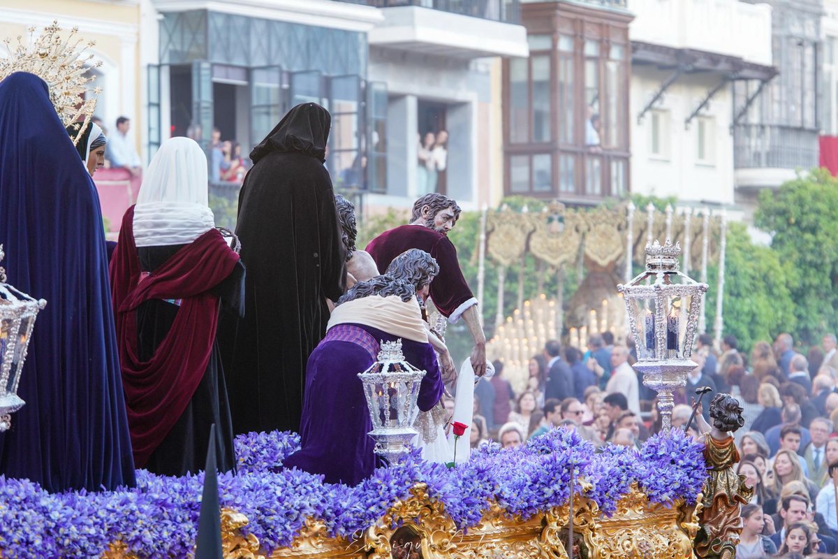 #LunesSanto | En la plaza de San Francisco, <a href="/hdadsantamarta/">Hdad. de Santa Marta</a> y <a href="/Hdad_Redencion/">Hermandad de la Redención</a>

📸 <a href="/encotjim/">Enrique Coto Jiménez</a>

#Ssantasevilla26 #Ssantacde26