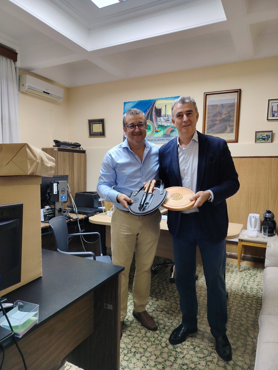 PEDERNAL1975's tweet photo. El pasado 28 de marzo se realizó la plantación de un árbol de Drago originario de las @8CanaryIslands en honor al fundador de Tala Don Ildefonso de León. Con la participación del Cónsul de España, la Asociación Buscando Raíces de descendientes Canarios y el @municipiodetala. https://t.co/E4sqqQBMOl
