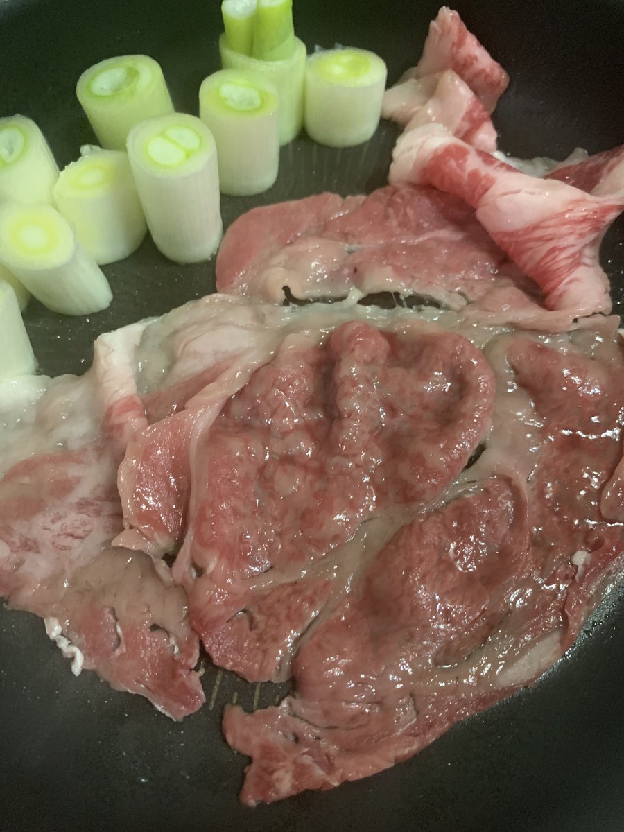 撮影から帰ってきて夜中だけどすき焼き作ってる