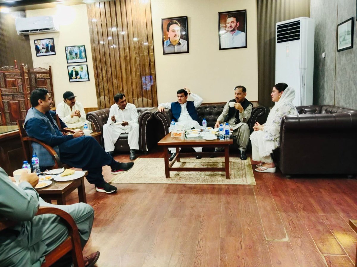SajidaBalo64371's tweet image. A key meeting chaired by Hyderabad Mayor @KashifShoroPPP reviewed the progress of ongoing development projects and infrastructure. Emphasis was placed on accelerating efforts for the city's improvement
@BBhuttoZardari @jamkhanshoro
 #Hyderabad #Development