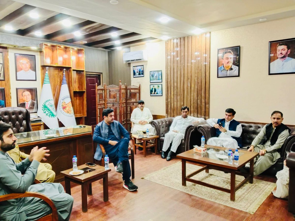 SajidaBalo64371's tweet image. A key meeting chaired by Hyderabad Mayor @KashifShoroPPP reviewed the progress of ongoing development projects and infrastructure. Emphasis was placed on accelerating efforts for the city's improvement
@BBhuttoZardari @jamkhanshoro
 #Hyderabad #Development