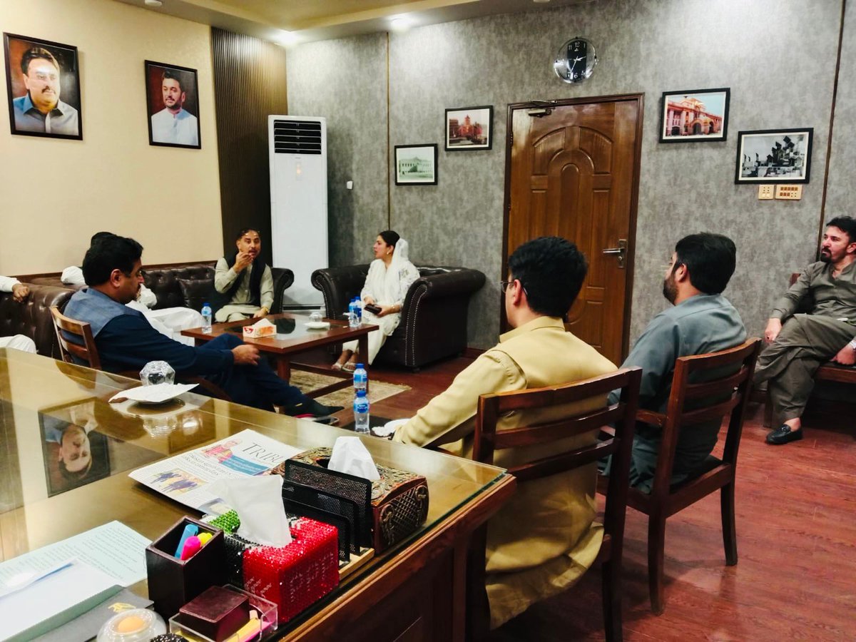 SajidaBalo64371's tweet image. A key meeting chaired by Hyderabad Mayor @KashifShoroPPP reviewed the progress of ongoing development projects and infrastructure. Emphasis was placed on accelerating efforts for the city's improvement
@BBhuttoZardari @jamkhanshoro
 #Hyderabad #Development