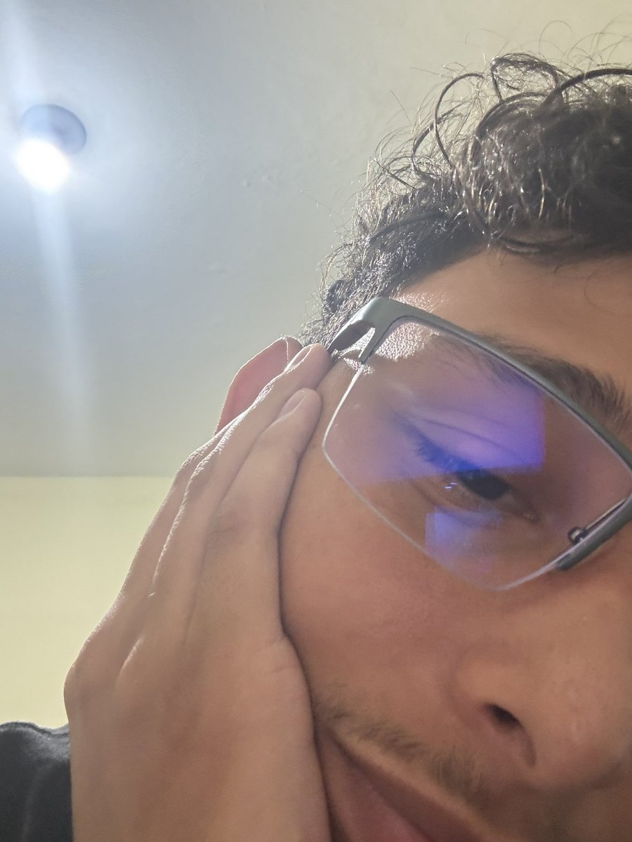 Tojibnt's tweet photo. a cara de quem n aguenta mais xingamento de cliente ksksks https://t.co/eJntw2nPdF