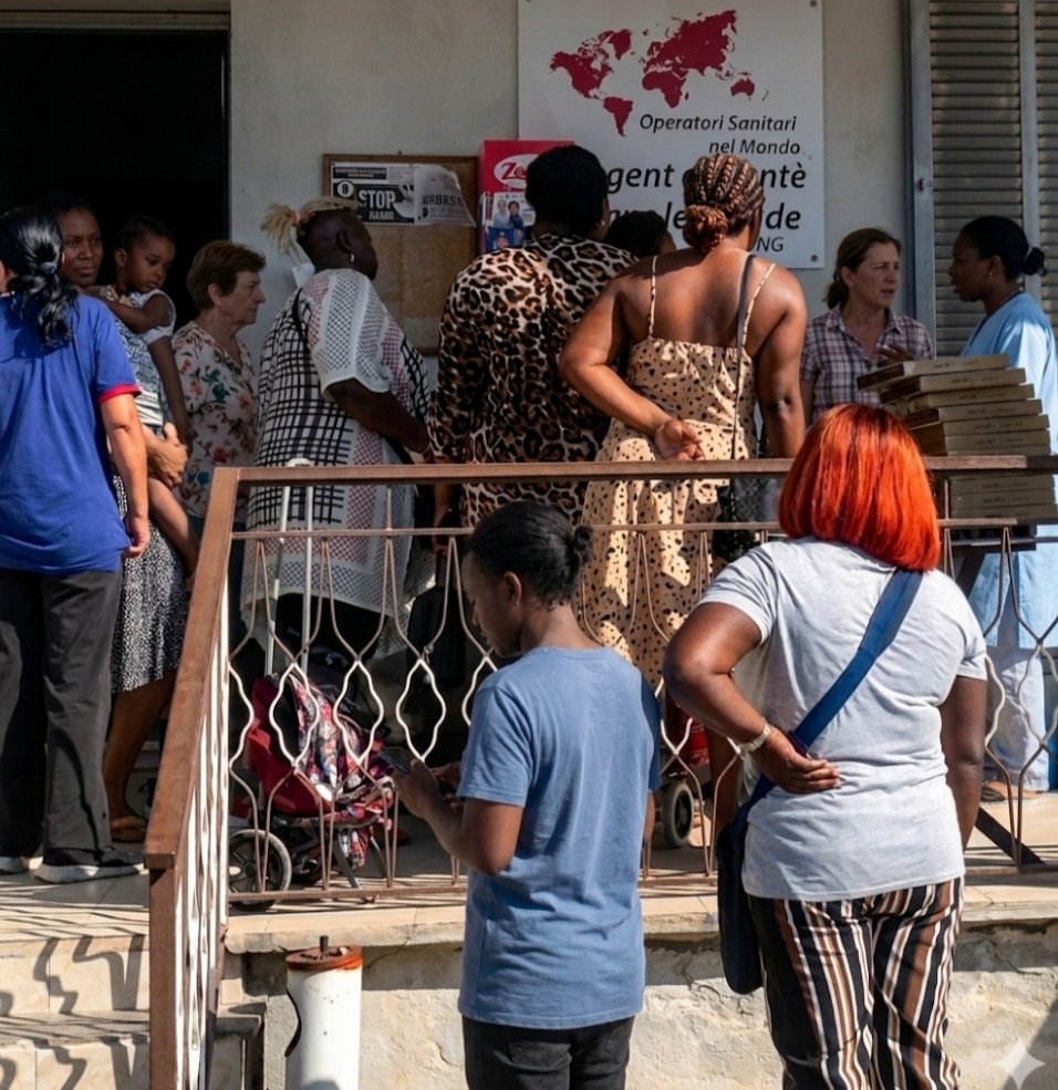 OSNMITALY's tweet photo. Ci sono #donne che arrivano da noi dopo anni senza una visita.
Donne #migranti. Donne #italiane. Donne diverse, ma con lo stesso bisogno: essere #ascoltate, #curate, #seguite.
Molte di loro convivono in silenzio con dolore, #infezioni, infiammazioni o disturbi che non riescono a spiegare. Spesso non è una scelta: è la difficoltà di accesso alle cure, i tempi lunghi, la mancanza di informazioni o di possibilità.
La salute #ginecologica non riguarda solo la gravidanza.
Riguarda la prevenzione, l’equilibrio del corpo e il benessere generale di ogni donna, in ogni fase della vita. Controlli regolari possono fare la differenza: aiutano a individuare in tempo infezioni, squilibri o problematiche che, se trascurate, possono peggiorare nel tempo.
Ogni giorno #lavoriamo gratuitamente come volontari tra Castel Volturno e i nostri progetti in #Africa.
Accogliamo donne che non possono aspettare mesi per una visita o che, semplicemente, non avrebbero accesso a nessun tipo di assistenza.
Davanti a noi ci sono file lunghe, storie difficili, ma anche tanta fiducia.
E ogni visita è un passo avanti: un controllo, una spiegazione, un momento di cura che può cambiare qualcosa di importante.
Il nostro impegno è continuare a esserci, senza fermarci, offrendo visite ginecologiche, #prevenzione e #informazione a chi ne ha più bisogno.
Per farlo, però, abbiamo bisogno anche del tuo aiuto.
Abbiamo avviato una raccolta fondi per sostenere questo lavoro e garantire visite gratuite a sempre più donne.
Dona ora e aiutaci a portare cura, prevenzione e ascolto dove spesso mancano.
Anche un piccolo contributo può fare la differenza.
DONA ORA ➡️ https://t.co/btDO55T73b
Un grande ringraziamento va all'associazione
#PadreFedele e il #ParadisoDeiPoveri per averci donato questo ecografo..
#SaluteDellaDonna #Prevenzione #Volontariato #Solidarietà #CastelVolturno #Africa #DonaOra
