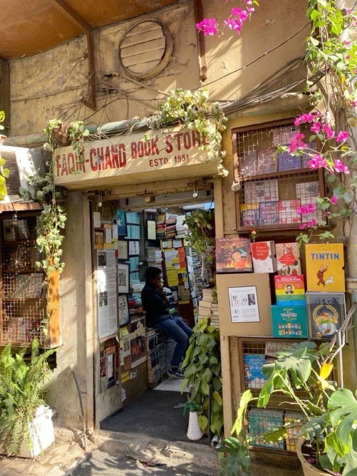 introverthyaar's tweet image. This and someone to hold my books &amp;gt;&amp;gt;&amp;gt;&amp;gt;&amp;gt; 📚 😍🌻
#bookaddict #ReadingNook #BookRecommendation