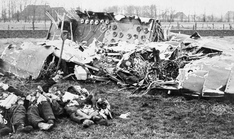 WWIIpix's tweet photo. This night in 1944, the RAF suffered its worst loss of the war in a raid on Nuremberg, Germany. 96 of 795 aircraft were shot down, 545 crewmen killed, more than were lost in the whole of the Battle of Britain. #WW2 https://t.co/9Mjb3PeVvd