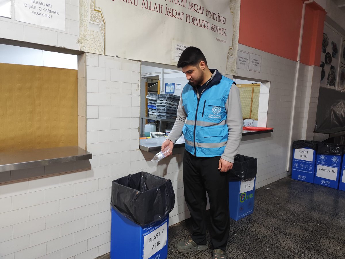 KonyaKYGM's tweet photo. 📍 Alaaddin Yurdu

​30 Mart Uluslararası Sıfır Atık Günü kapsamında gönüllü öğrencilerimizle geri dönüşüm standı kurduk ve çevre temizliği yaptık. 🚮🌿 
@OA_BAK @gencliksporbak @GSB_KYGM https://t.co/Xn2X0au7eC