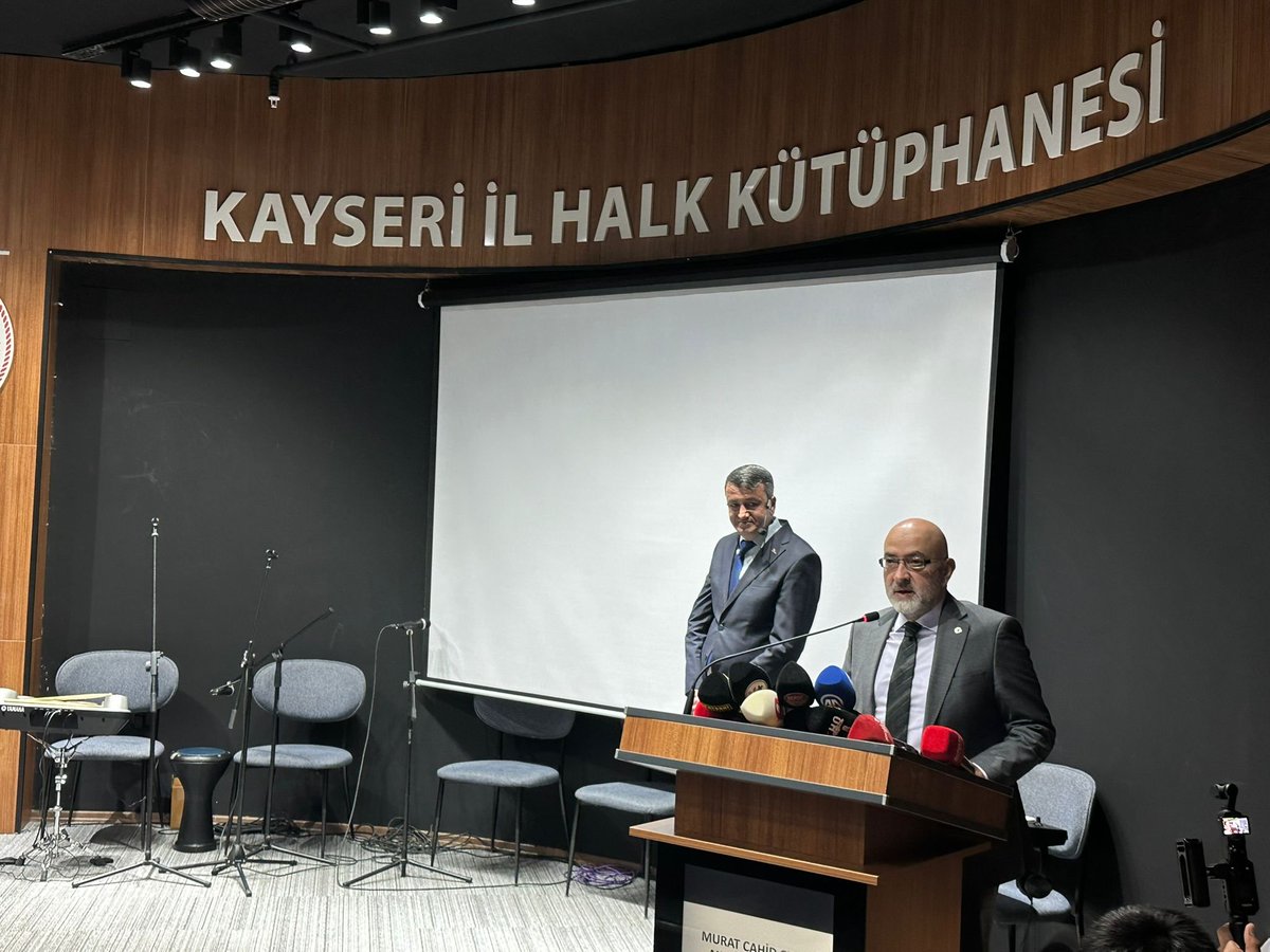 MuratCahidCINGI's tweet photo. Günümüzün en büyük sosyal yanılgılarından birisi de data-enformasyon-bilgi-ilim-hikmet arasındaki farkları gözetmeksizin yoğun maruz kaldığımız sinyallere inanmak ve o girdap içinde bir kanaat sahibi olmak ve de hüküm vermektir.

O zaman toplumda bir özne olabilmek,
manipülasyonlara karşı entelektüel direnç gösterebilmek
ve objektif düşünce için:

K İ T A P   O K U Y A L I M 

Kütüphane Haftası kutlu olsun!

#KütüphaneHaftası #OkumakGüzeldir #kitap #okuyalım #kütüphane @kulturturizm38 @sukru_dursun @akpartikayseri @akparti @batuhanmumcu @kayserivaliligi @TCKulturTurizm @iletisim @tcbestepe