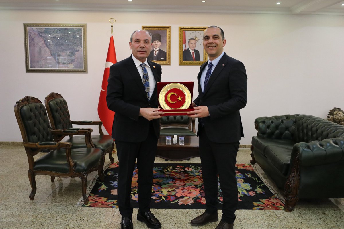 AbbasGNDZ2's tweet photo. 📍Iğdır

Gittiği her yeri güzelleştiren,

Iğdır Valimiz Sayın Mustafa Fırat Taşolar bey görev yaptığı Iğdır’da sergilediği kararlı, çözüm odaklı ve halkla iç içe yönetim anlayışıyla takdir toplamaktadır.
Kamu hizmetlerinin etkinliği, vatandaşla kurulan güçlü iletişim ve şehrin ihtiyaçlarına hızlı müdahale noktasında ortaya koyduğu performans; devletin sahadaki yüzünün ne olması gerektiğini açıkça göstermektedir.
Iğdır’ın gelişimi, huzuru ve refahı için gösterdiği gayret; sadece idari bir başarı değil, aynı zamanda örnek bir kamu yöneticiliğidir.
Valimiz Sayın Mustafa Fırat Taşolar’ı 
21. ve 23.Dönem Iğdır Milletvekilimiz 
Sayın Ali Güner Bey ve heyetimiz ile birlikte ziyaret ettik.
Sayın Valimize nazik kabulleri için teşekkür eder, şükranlarımızı sunarız.
@mustafaciftcitr @firattasolar @TC_icisleri @igdirvaliligi @abdurrahim_av