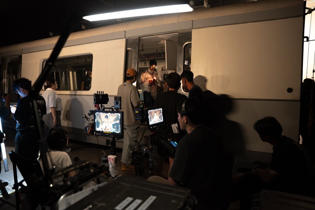 JeffBarcodeBR_'s tweet photo. 📷 30 .03.26 ♡ IG Feed ♡ @.wooferfilms

Fotos dos bastidores da gravação do MV de NEXT TO YOU - CLO'VER.

#คนคุ้นคอยCLO_VER_MV
#คนคุ้นคอยCLO_VER @BarcodeTin
#CLO_VER #barcodetin https://t.co/bu06Hajf9A