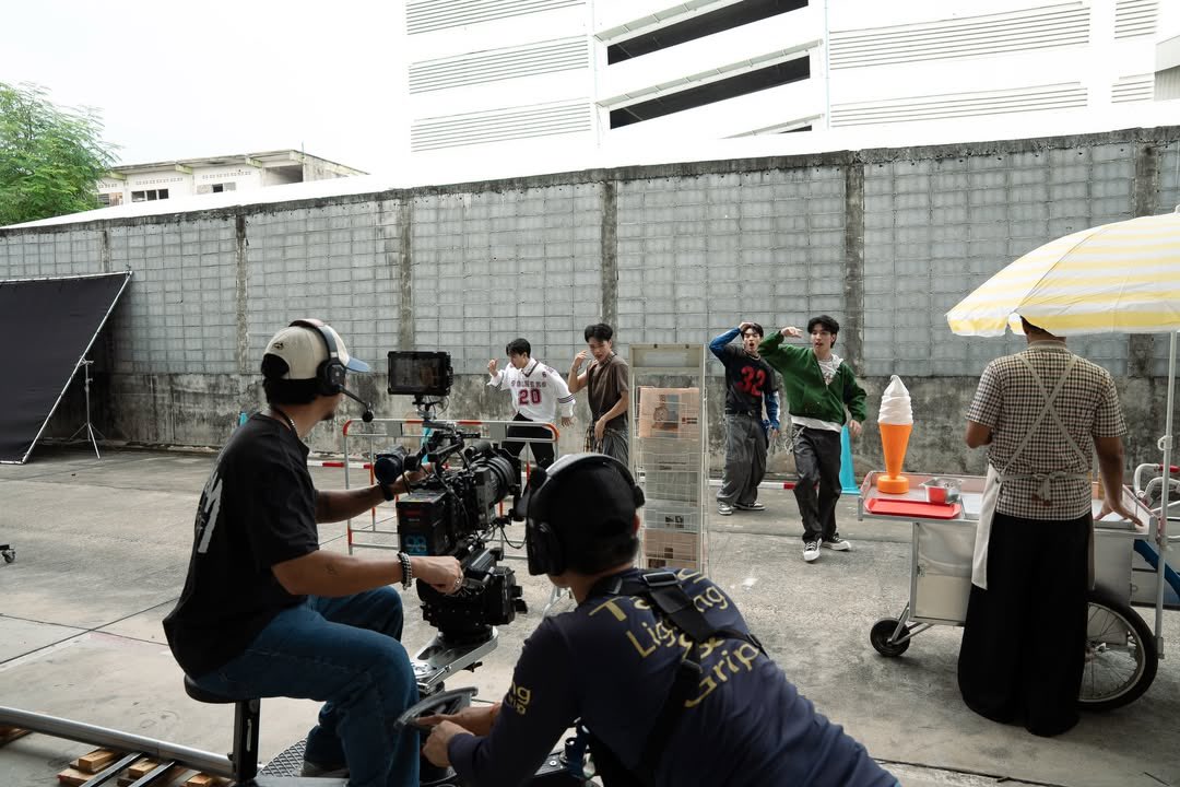 JeffBarcodeBR_'s tweet photo. 📷 30 .03.26 ♡ IG Feed ♡ @.wooferfilms

Fotos dos bastidores da gravação do MV de NEXT TO YOU - CLO'VER.

#คนคุ้นคอยCLO_VER_MV
#คนคุ้นคอยCLO_VER @BarcodeTin
#CLO_VER #barcodetin https://t.co/bu06Hajf9A