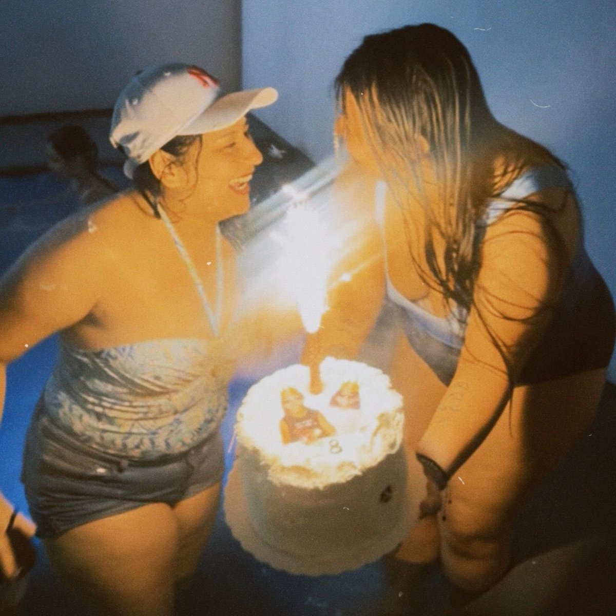 ibisatm's tweet photo. Lo hermoso que es compartir cumpleaños con mi persona favorita ❤️‍🩹 https://t.co/f4G4zArJvg