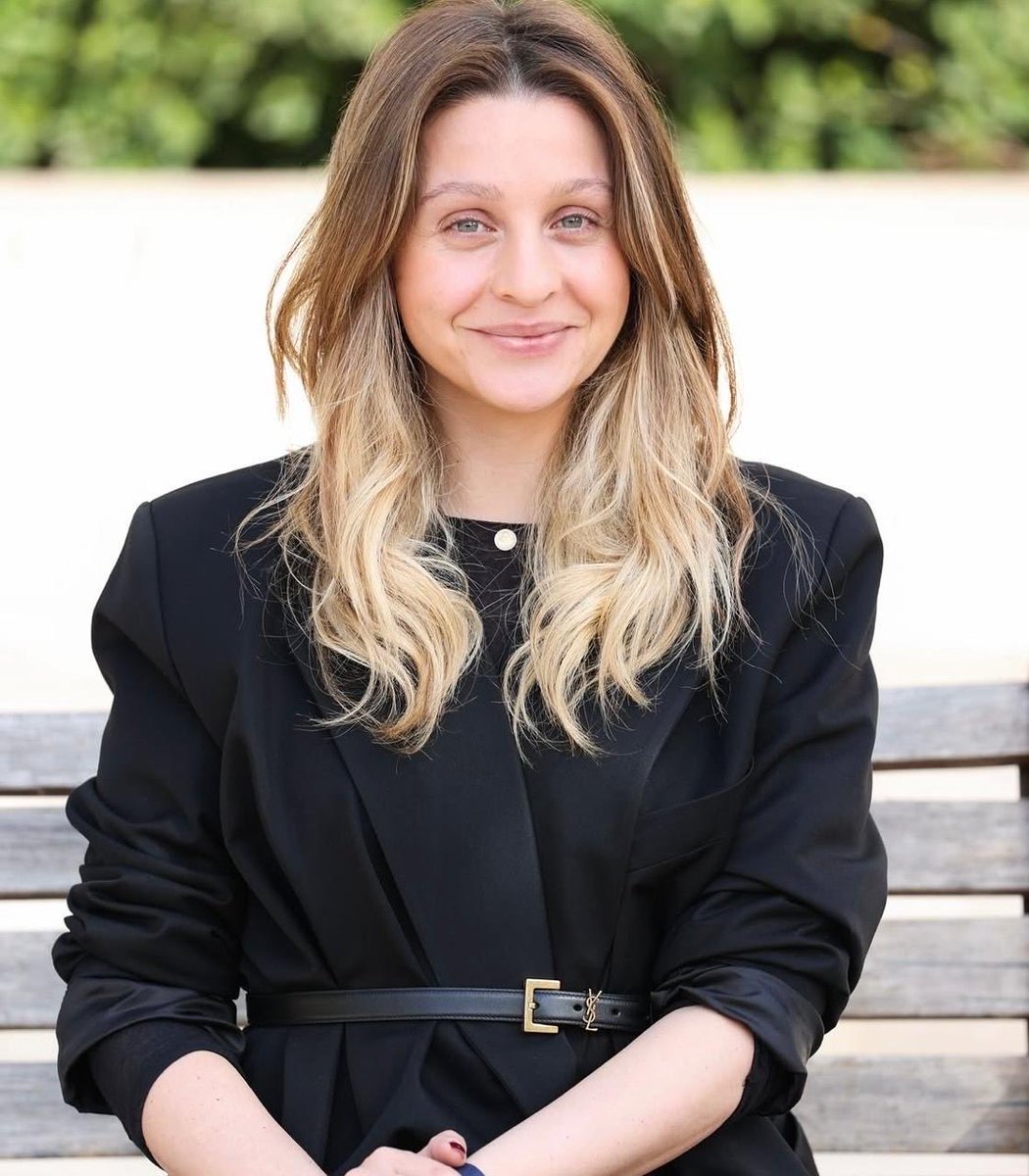 في زمن الحرب، يجب أن تكون الأفعال أعلى من الكلمات.
قرأت بعض التعليقات عن العزيزة كارين الجميّل، انتقادات تُخطئ الهدف تماماً. لأنّ الحقيقة، بعيداً عن كل هذا الضجيج، بسيطة: كارين اختارت أن تفعل.
وقفت، نظّمت، تحرّكت، وساهمت في جمع الدعم للعائلات والقرى على خطوط التماس بين جنوب لبنان