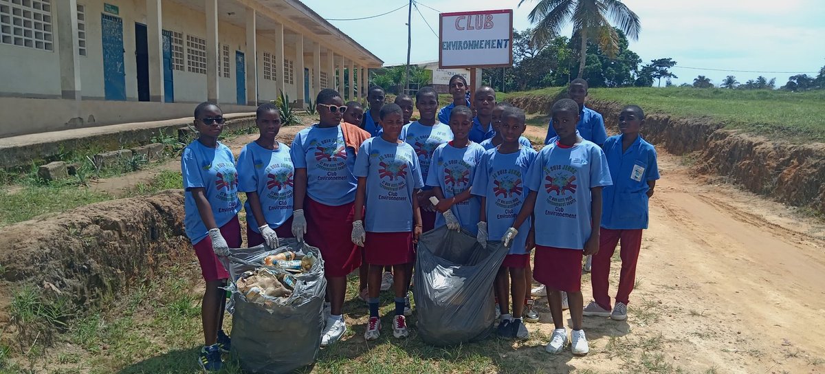 TubeAwu2015's tweet photo. Pour la Journée Internationale Zéro Déchet, les clubs environnement et Tube Awù ont mené une campagne de nettoyage et de sensibilisation : 3,5 km parcourus et 30 kg de déchets collectés.
Un environnement propre commence par chacun de nous.
#JourneeZeroDechet #ZeroWasteDay https://t.co/k6lxkx8yUo
