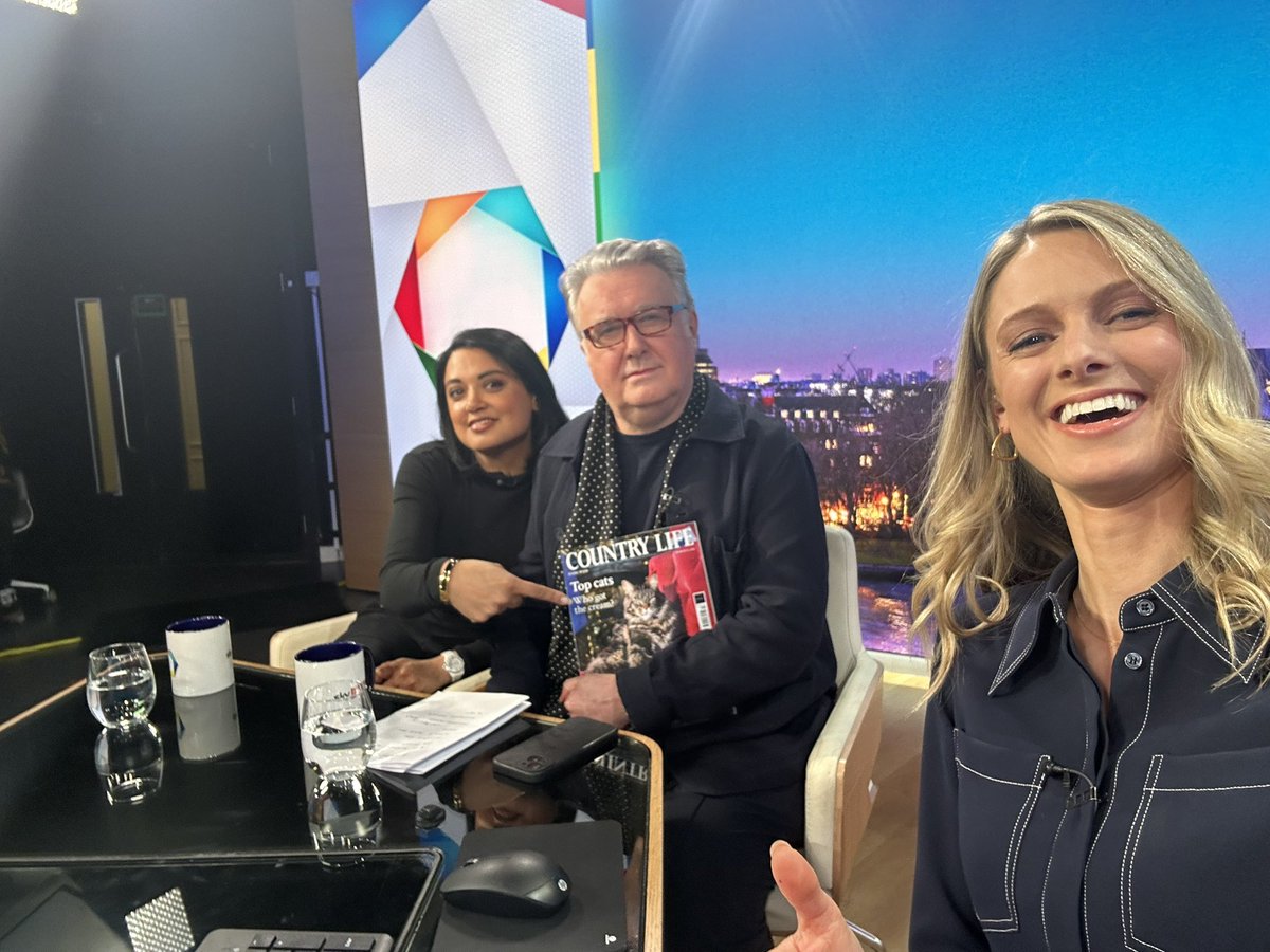 AliFortescue's tweet photo. On @SkyNews now! 🙀

@Ommasalma @MrJohnNicolson https://t.co/eq1c9eoZtT