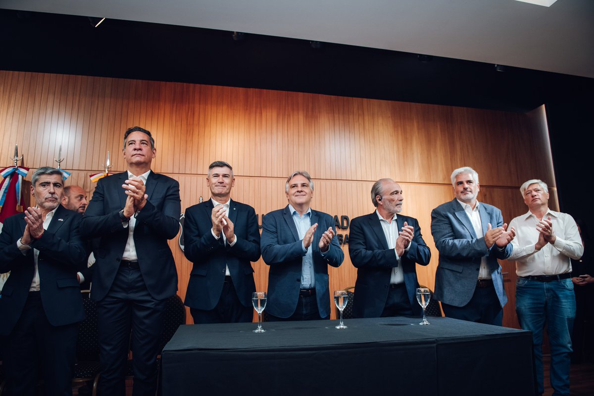 💡 ¡#CórdobaCapital más iluminada!

🤝 El intendente <a href="/PasseriniOk/">Daniel Passerini</a> y el gobernador <a href="/MartinLlaryora/">Martín Llaryora</a> anunciaron un plan integral de mejora del alumbrado público y recambio a tecnología LED. 

⚡ El programa será ejecutado por EPEC y tendrá un plazo de ejecución de 25 meses.