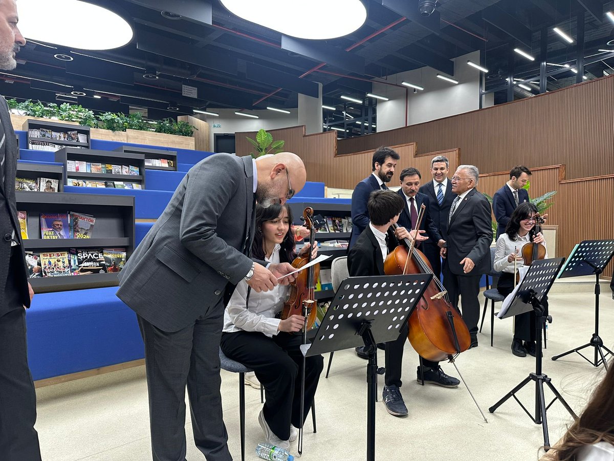 MuratCahidCINGI's tweet photo. Günümüzün en büyük sosyal yanılgılarından birisi de data-enformasyon-bilgi-ilim-hikmet arasındaki farkları gözetmeksizin yoğun maruz kaldığımız sinyallere inanmak ve o girdap içinde bir kanaat sahibi olmak ve de hüküm vermektir.

O zaman toplumda bir özne olabilmek,
manipülasyonlara karşı entelektüel direnç gösterebilmek
ve objektif düşünce için:

K İ T A P   O K U Y A L I M 

Kütüphane Haftası kutlu olsun!

#KütüphaneHaftası #OkumakGüzeldir #kitap #okuyalım #kütüphane @kulturturizm38 @sukru_dursun @akpartikayseri @akparti @batuhanmumcu @kayserivaliligi @TCKulturTurizm @iletisim @tcbestepe