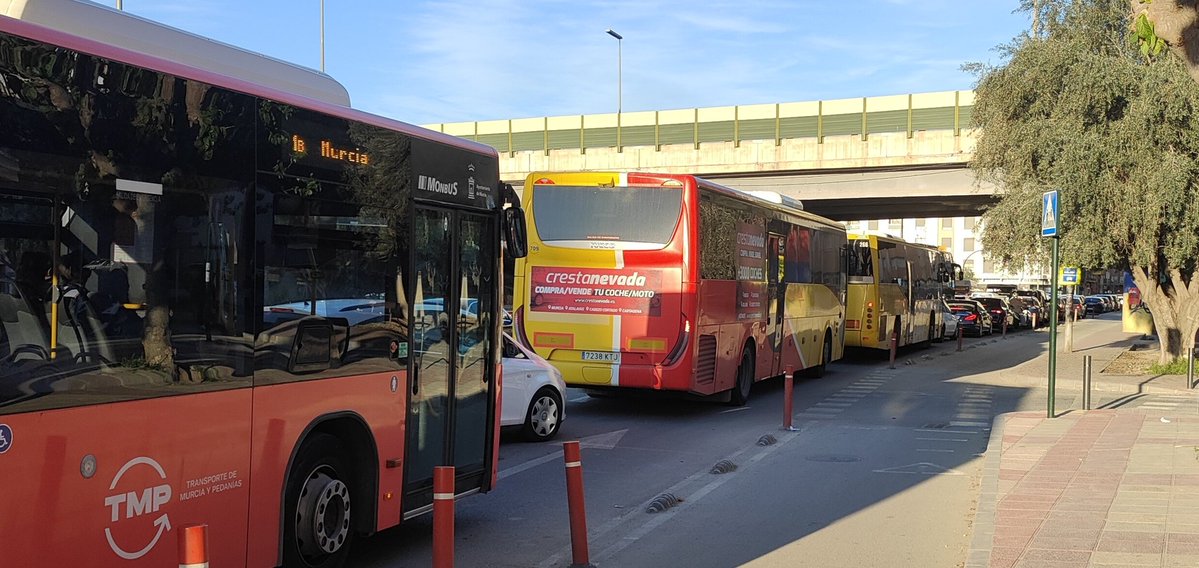 Esto era un carril bus, subvencionado por el <a href="/transportesgob/">Ministerio Transportes y Movilidad Sostenible</a> al <a href="/AytoMurcia/">Ayuntamiento de Murcia</a> con <a href="/eu_next/">NextGenerationEU</a>, hasta que <a href="/Ballesta_Murcia/">José Ballesta</a> y <a href="/jfmumo/">JOSE FRANCISCO MUÑOZ MORENO</a> se lo cargaron para dar más espacio al vehículo privado.
Ahora no sirve de nada. 
+2M€ tirados a la basura.