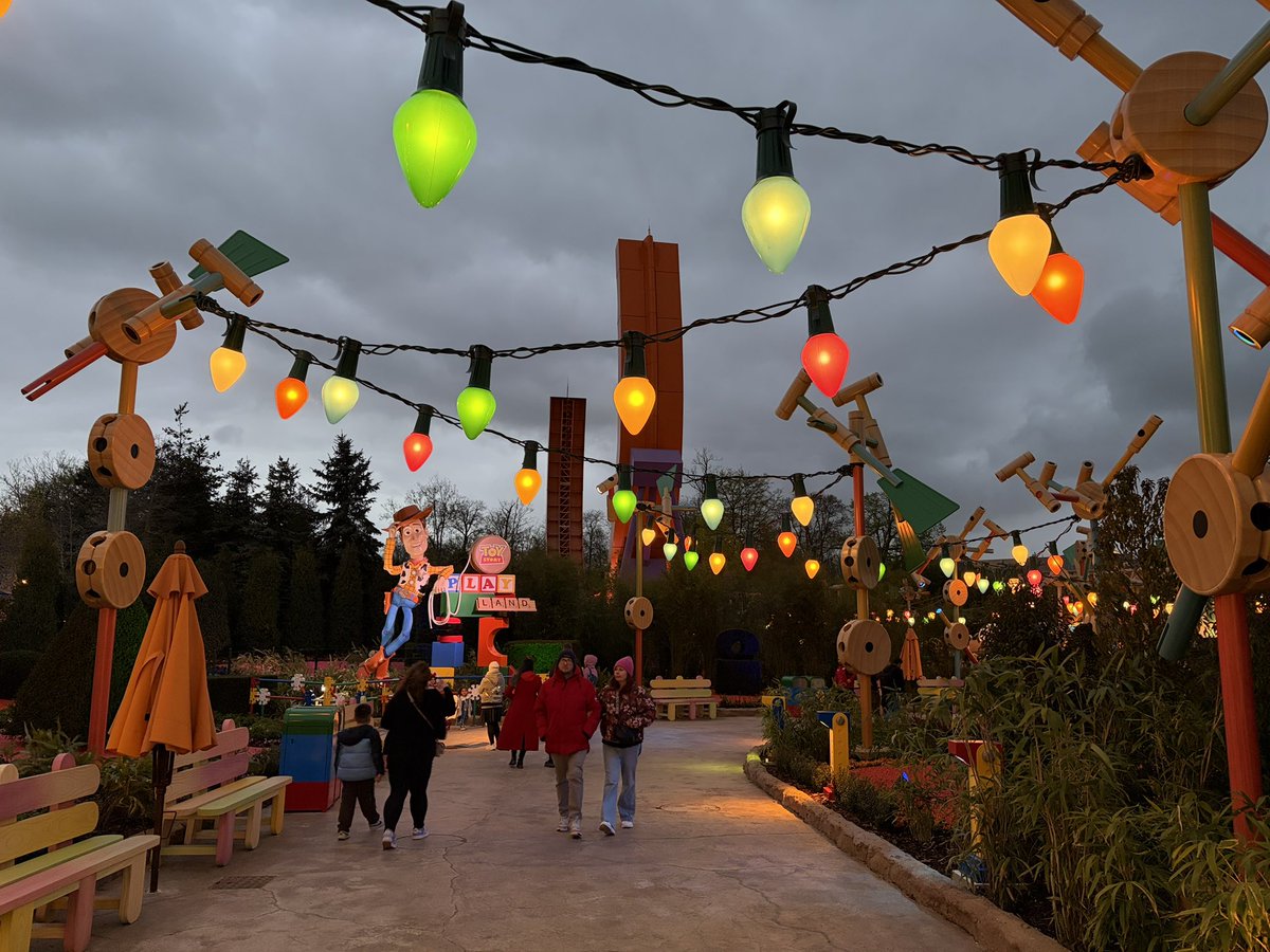 CafeFantasia's tweet image. Toy Story Garden is, like so many things at Disney Adventure World, much bigger and better than I expected. 🙌

It's a proper expansion of Toy Story Playland. The Woody and Jessie figures look perfect. 😊👍

#DisneyAdventureWorld #DisneylandParis