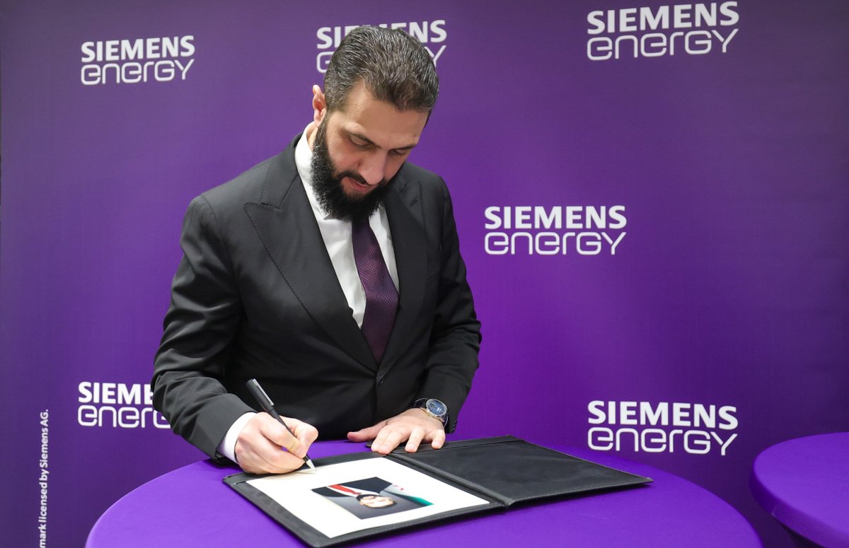 QUSAY_NOOR_'s tweet image. Ahmad Al-Sharaa and the accompanying delegation visited the headquarters of Siemens #Energy during his official visit to the Federal #Republic of #Germany. 🇩🇪

During the visit, the President toured several sections of the facility and was briefed on its operational mechanisms.