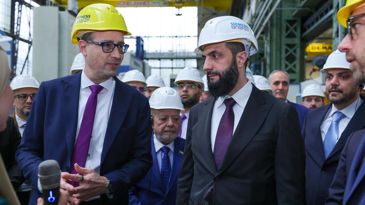 QUSAY_NOOR_'s tweet image. Ahmad Al-Sharaa and the accompanying delegation visited the headquarters of Siemens #Energy during his official visit to the Federal #Republic of #Germany. 🇩🇪

During the visit, the President toured several sections of the facility and was briefed on its operational mechanisms.