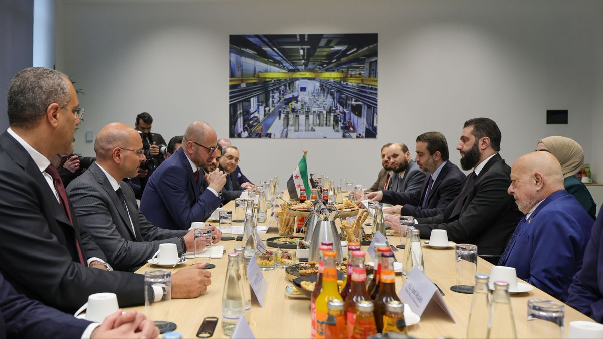 QUSAY_NOOR_'s tweet image. Ahmad Al-Sharaa and the accompanying delegation visited the headquarters of Siemens #Energy during his official visit to the Federal #Republic of #Germany. 🇩🇪

During the visit, the President toured several sections of the facility and was briefed on its operational mechanisms.