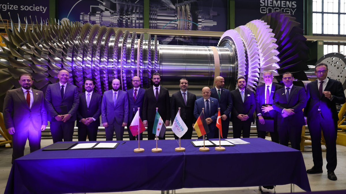QUSAY_NOOR_'s tweet image. Ahmad Al-Sharaa and the accompanying delegation visited the headquarters of Siemens #Energy during his official visit to the Federal #Republic of #Germany. 🇩🇪

During the visit, the President toured several sections of the facility and was briefed on its operational mechanisms.