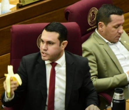sebaalvareza's tweet photo. 🎪| APROBADA LA PÉRDIDA DE INVESTIDURA DE JAVIER "CHAQUEÑITO" VERA, por supuestos audios, mientras Hernán Rivas es sobreseído definitivamente y mientras a Erico Galeano le dan "permiso" aún estando condenado por lavado de activos y asociación criminal (causa #Ultranzapy #Marset). https://t.co/XChmnVkZcu