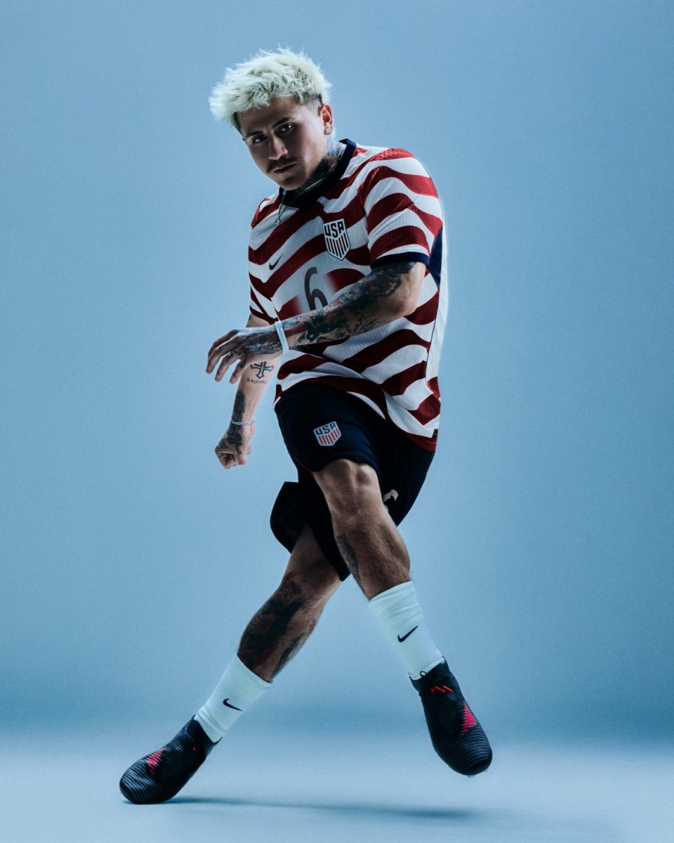 themanualguide's tweet image. U.S. Soccer and Nike unveil USMNT kits for the 2026 FIFA World Cup, pairing bold red-striped home design with a subdued, star-faded blue away look. Read more via the link in our bio.

#worldcup #nike #ussoccer