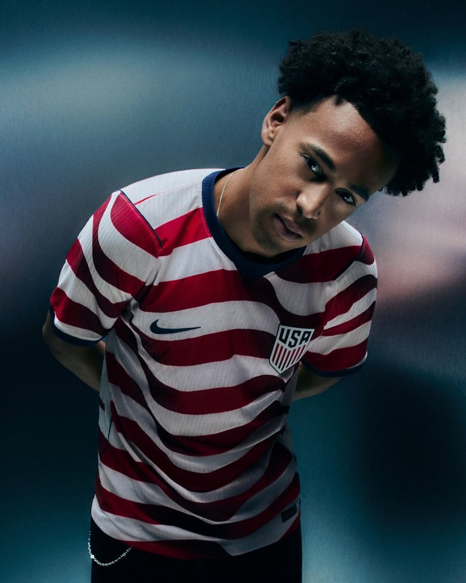 themanualguide's tweet image. U.S. Soccer and Nike unveil USMNT kits for the 2026 FIFA World Cup, pairing bold red-striped home design with a subdued, star-faded blue away look. Read more via the link in our bio.

#worldcup #nike #ussoccer