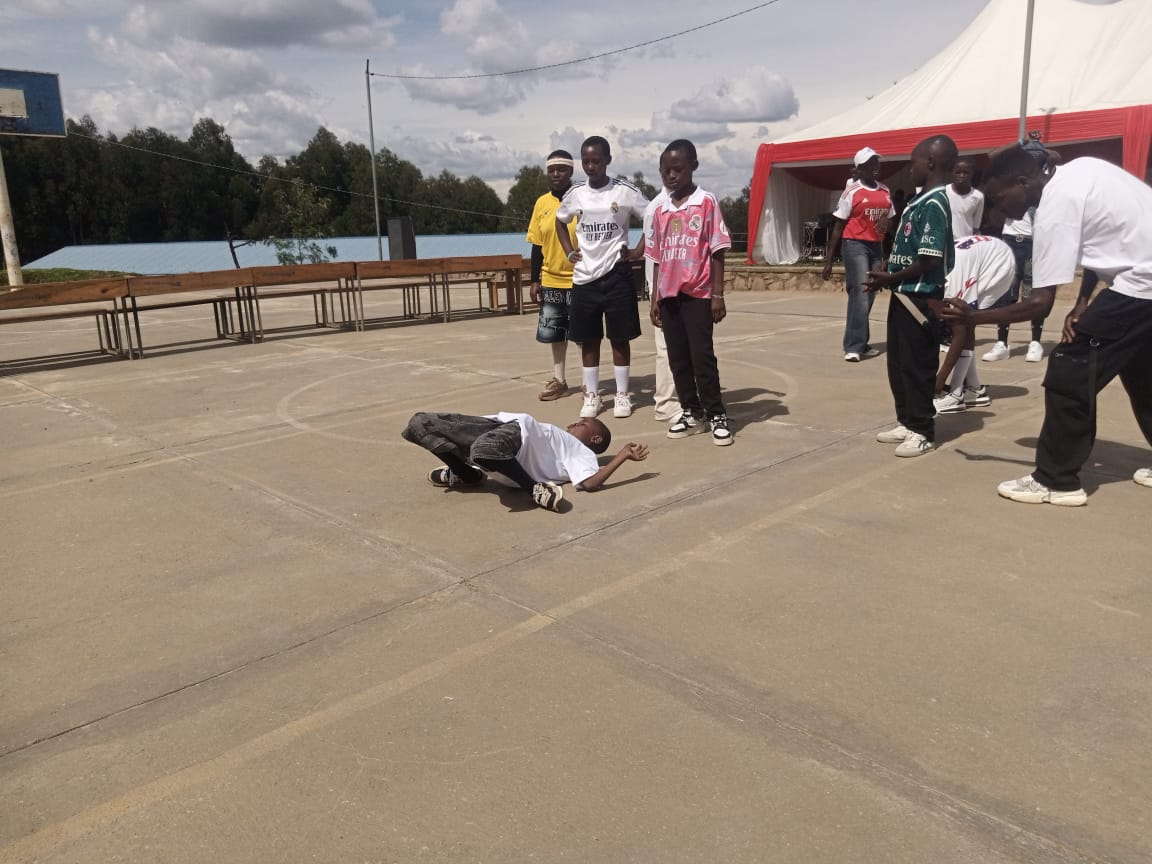 Youth_Actions's tweet photo. At #Gsgasaka welcomed @morioxkids for a powerful mobilization alongside @NACRwanda and @Nyamagabe #Youth #Center to fight #school #dropouts. By identifying young #talented,and #encouraging students to avoid dropouts and keep dreaming
Under the theme
"Ejo hanjye heza mubiganza," https://t.co/y8GG2uYZkz