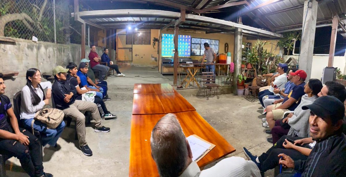 Agricultura_CZ7's tweet photo. #Loja | A través del proyecto #PROFOSPE con las Escuelas de Formación Pecuaria se realiza las capacitaciones en Ganadería Regenerativa, Nutrición Animal y se realiza un taller teórico-práctico en la elaboración de una tonelada de balanceados, en los cantones de #Puyango y #Loja. https://t.co/cwxBf9HlUJ