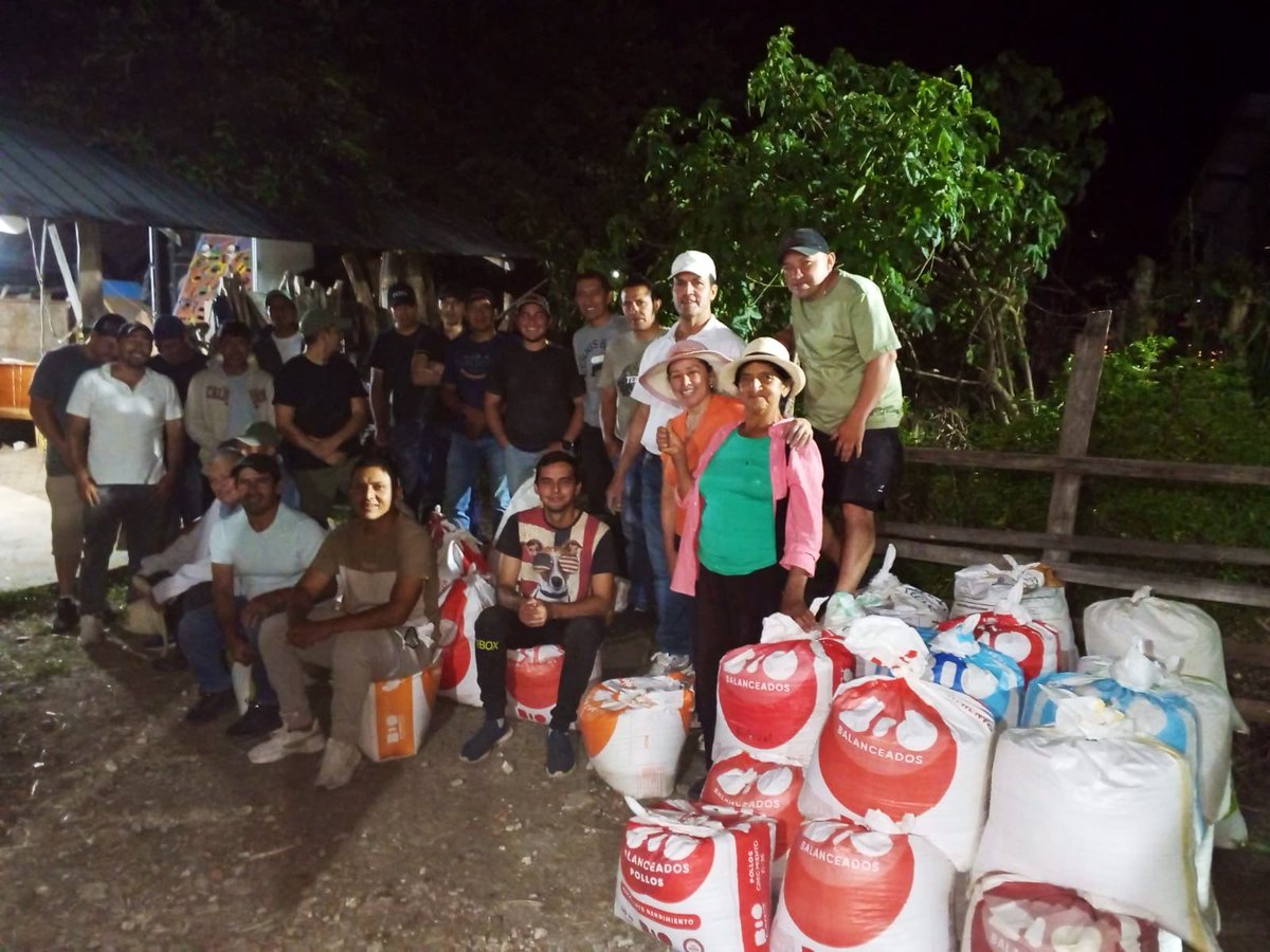 Agricultura_CZ7's tweet photo. #Loja | A través del proyecto #PROFOSPE con las Escuelas de Formación Pecuaria se realiza las capacitaciones en Ganadería Regenerativa, Nutrición Animal y se realiza un taller teórico-práctico en la elaboración de una tonelada de balanceados, en los cantones de #Puyango y #Loja. https://t.co/cwxBf9HlUJ