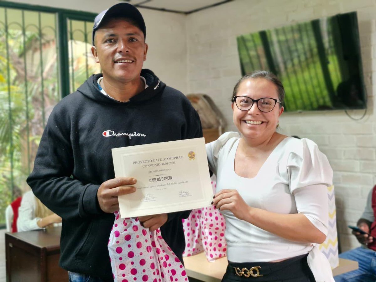 Suarez_cauca's tweet photo. La Alcaldía de Suárez destaca el cierre del Convenio 1540-2024 (ART + Fondo Colombia en Paz + Asomipran).
Un proyecto que fortalece el campo y la caficultura del municipio ☕🌱@RenovacionCo! https://t.co/bm2gMcdPKd