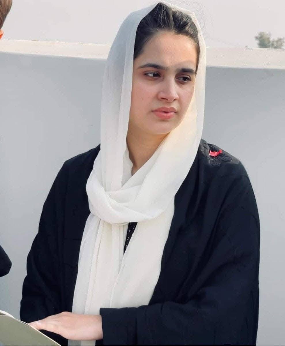 ranisaifullah's tweet photo. کبھی لگتا تھا سندھ حکومت کم از کم سندھ والوں کی ہے…
آج بھتہ خوری، قتل، اغواء اور ناانصافی نے سچ دکھا دیا—یہ اپنے لوگوں کی بھی نہیں۔

آٹھ سال بعد بھی اُمِ رباب کو انصاف نہ ملا، سب ملزمان بری…
یہ صرف ایک کیس نہیں، انصاف کا قتل ہے۔

#StandWithUmmeRubab #SindhNeedsJustic https://t.co/pOJNKMI7M0