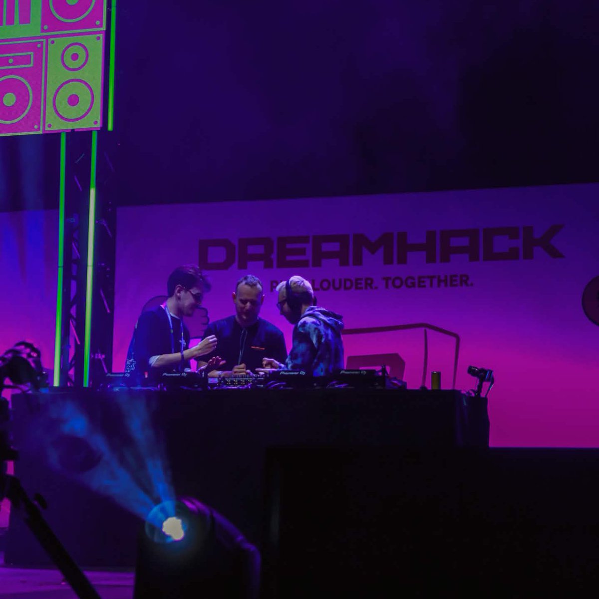 Words cannot begin to describe how amazing this weekend has been.

New and old faces, friends meeting for the first time, pure vibes 🫶

Thank you <a href="/DreamHack/">DreamHack</a> &amp; <a href="/xboxuk/">Xbox UK</a> for the invite, I cannot wait for next year! 🙌

📸 by <a href="/itsmeAlexVega/">Alex Vega</a> and <a href="/avisualvoid/">HVNR | voided. ➡️ recovering from DH</a>