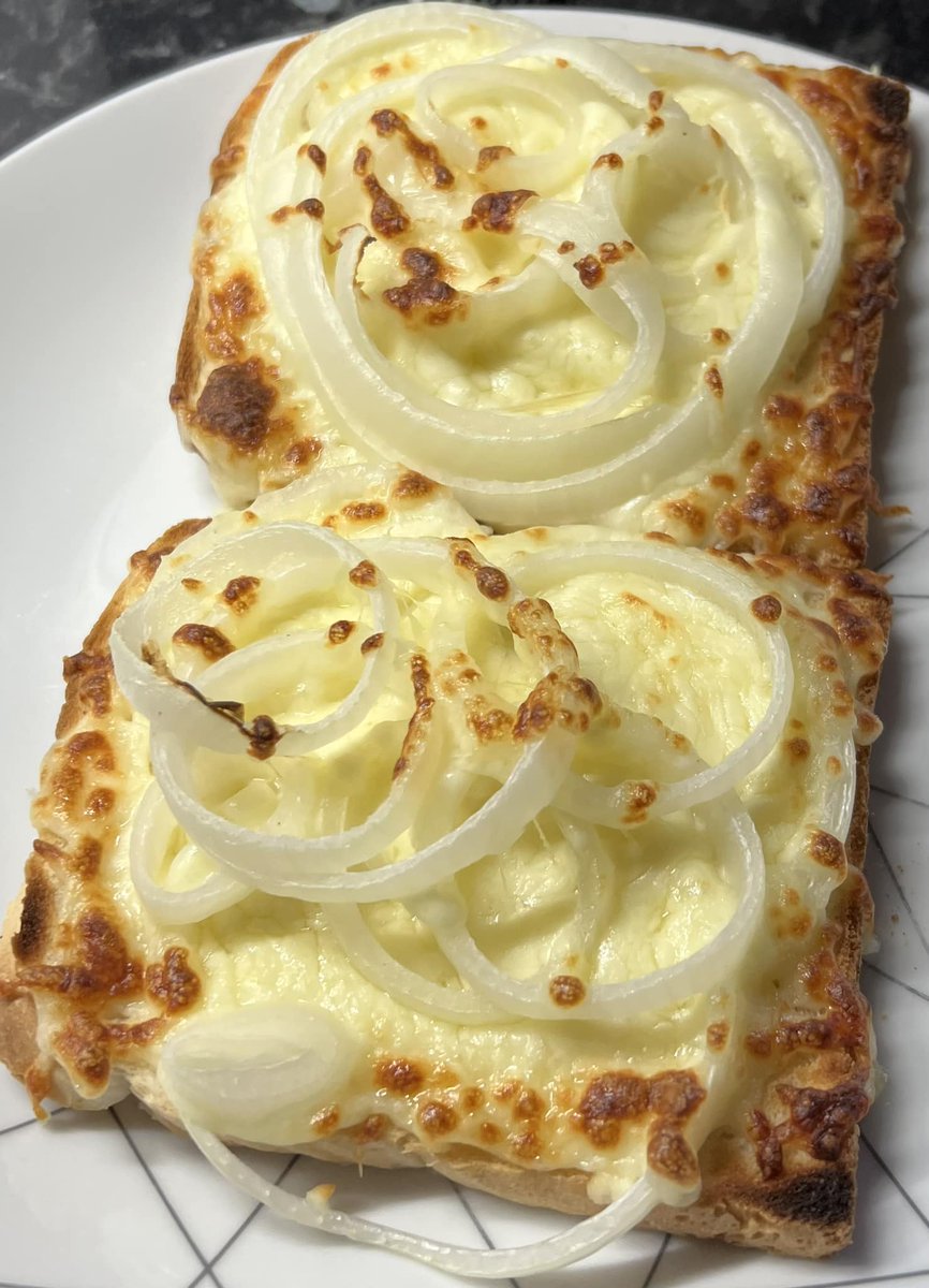 WHATSFORDlNNER's tweet image. Cheese and Onion on Toast