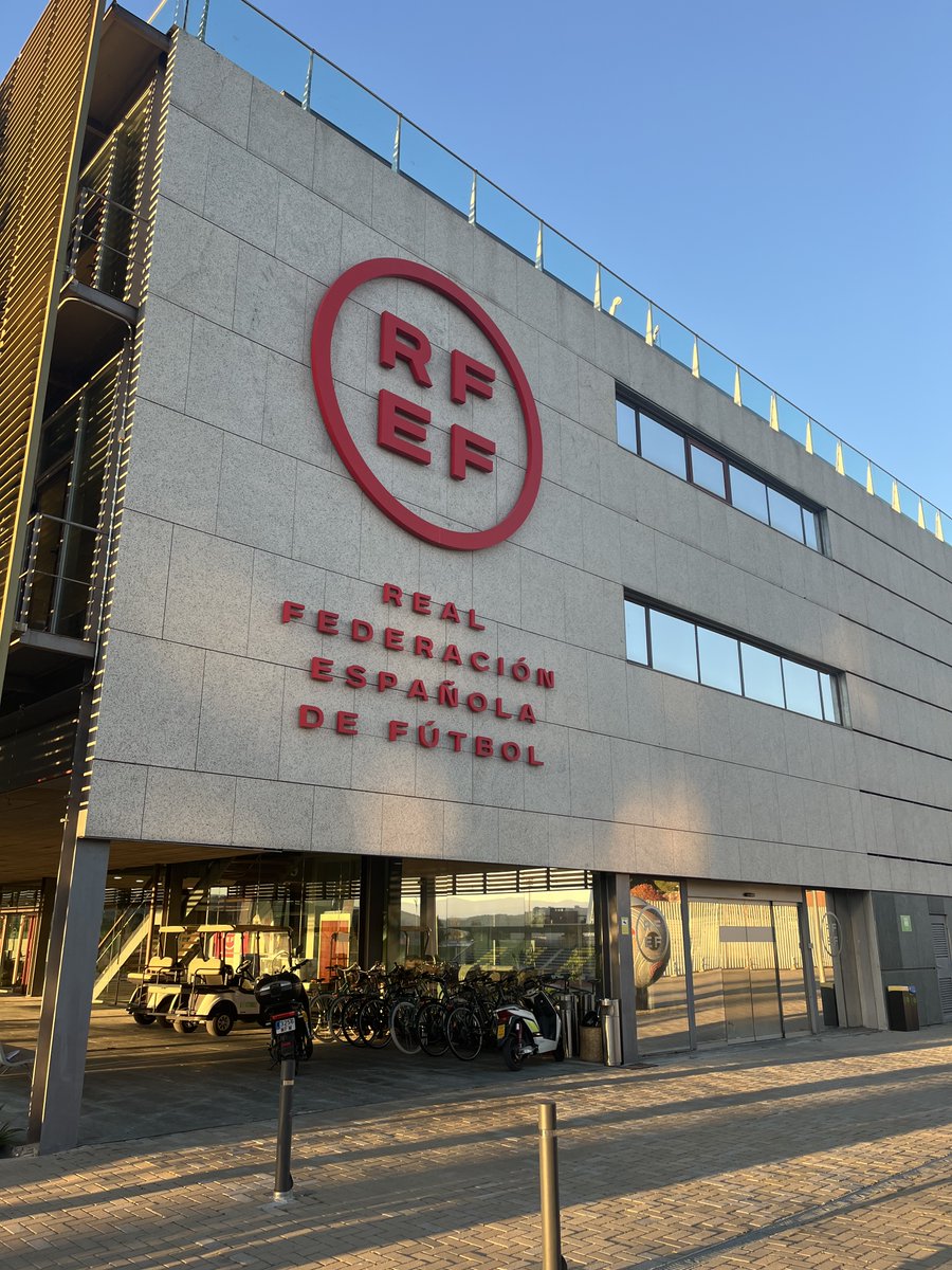 pfjonatan's tweet photo. Después de una jornada de formación con profesionales de élite del fútbol, me quedo con 3 ideas.

1. Aprender de forma continua no siempre es para cambiar. A veces es para sostener mejor lo que ya funciona. https://t.co/uwQ1RPZ0qC