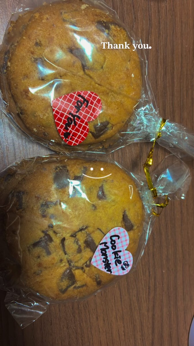 彼女がクッキー焼いてくれた！！
大好きな大っきいチョコチップクッキー！！