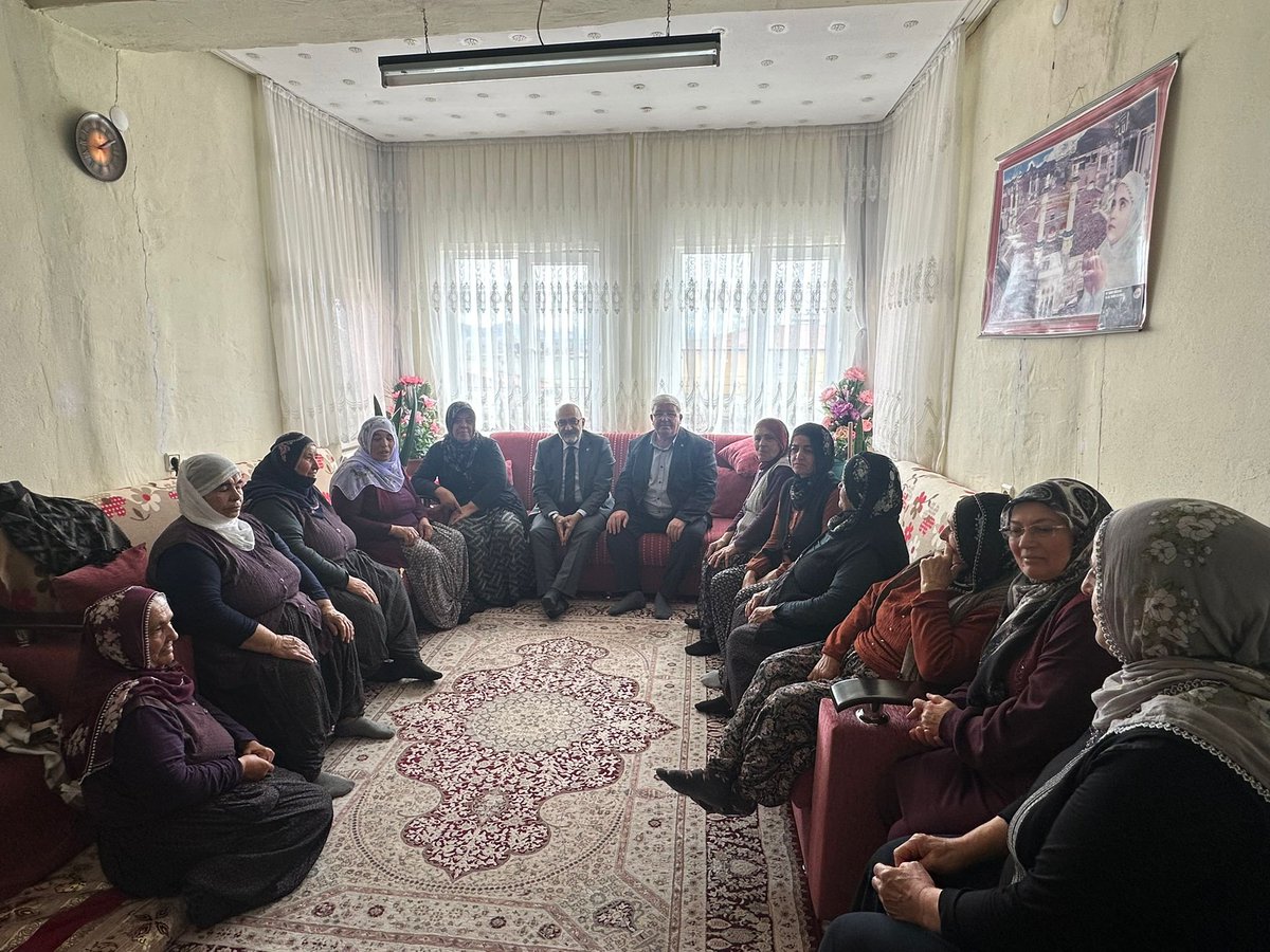 MuratCahidCINGI's tweet photo. Bugün Kayserimizde müstesna bir yere sahip baldıcanın ana vatanı Yemliha'da (Yamula okunur :) parti temsilcimiz Şevket Basut'un evinde kıymetli hemşehrimiz, abiler ve ablalarımızla bir araya geldik. Hanım oturmasına denk gelmesi münasebetiyle teyzelerimizle de hasbihal etme fırsatı doğdu.

2026 ziraat döneminin başladığı şu günlerde Yamulamıza, şehrimizdeki tüm beldelerimize ve ülkemizdeki ziraat erbabının tamamına bereketli ve bol kazançlı bir sezon diliyorum. Allah zirai ürünlerimizi don vurmasından, zararlı haşerat ve böcekten ve bilumum hastalıklardan korusun.

#yemliha #patlıcan #teşkilat @akpartikayseri @akkocasinan38 @SelcukMelekogl1 @SevketBasut  @KocasinanBld @Akpartiteskilat @tcbestepe