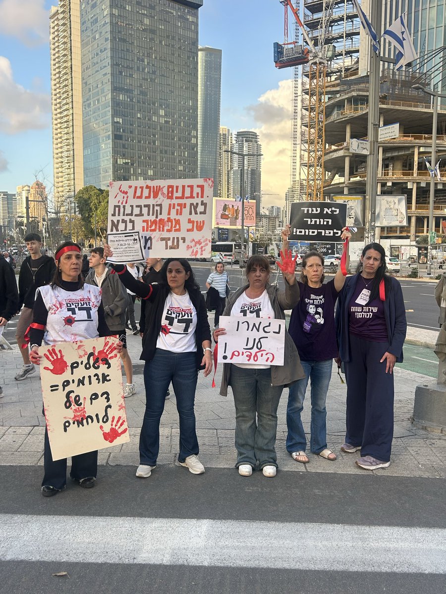 אימהות בחזית tweet media