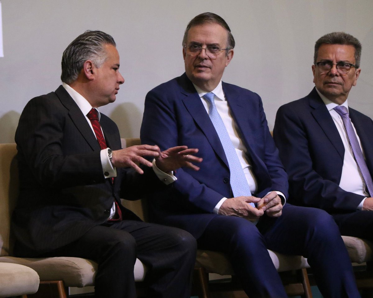 IMPI_Mexico's tweet photo. El titular del #IMPI, @SNietoCastillo, junto con el secretario de @SSalud_mx, @DKershenobich, el secretario de @SE_mx, @m_ebrard, y el senador @EmmanuelReyesC, encabezaron el lanzamiento del Portal del Sistema de Vinculación #IMPI–@COFEPRIS.

Esta herramienta permitirá agilizar la coordinación entre ambas instituciones, fortaleciendo la protección de la propiedad industrial en el sector salud, así como la regulación sanitaria, en beneficio de la innovación, la transparencia y el bienestar de las y los mexicanos.