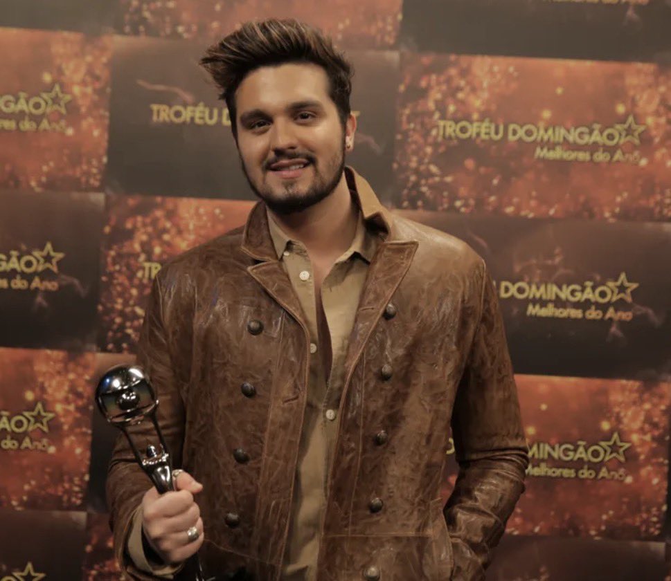 Só consigo lembrar que 2018 consolidou a fase "Embaixador" do Gusttavo Lima, o cara trouxe uma sonoridade voltada ao romantismo e à "sofrência", marcando uma grande ascensão em sua popularidade, Música Mais Tocada: "Apelido Carinhoso" . E perdeu pro Luan Santana 
#MelhoresDoAno