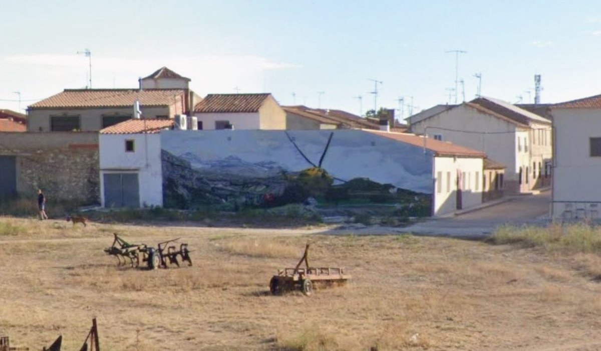 en el PK.108 de la A31 al pasar por Villar de Chinchilla si te fijas desde la carretera se vé  un Mural estupendo de un Bell412 en pasada con el Bambi, seguro que tiene su historia......  pena street view no da más resolución