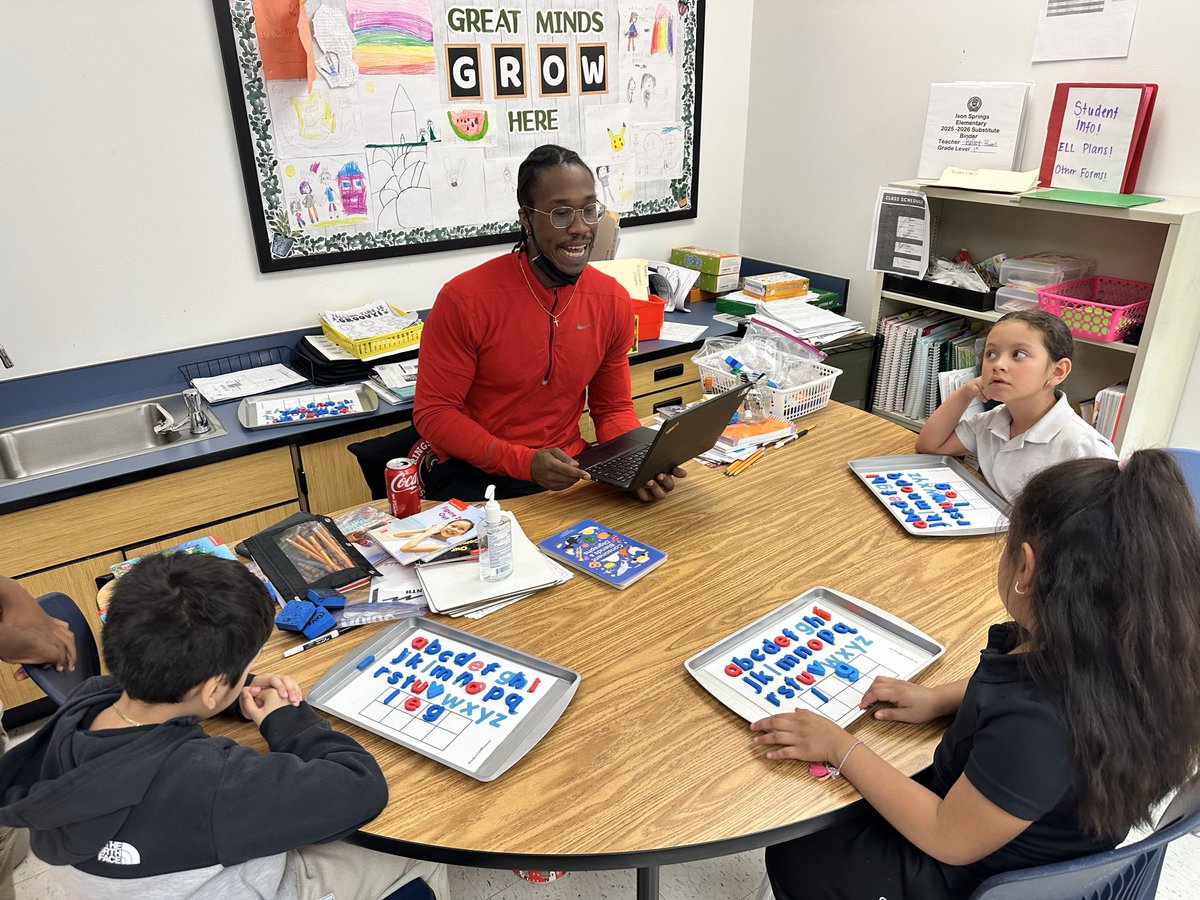 MsSabers's tweet photo. 1st grade teachers are on target 🎯 with their skills groups during WIN. I love getting to see our scholars growing 🌱 and our dedicated teachers instructing. @IsonSpringsES @alexbatesedu https://t.co/N1GPa2EG88