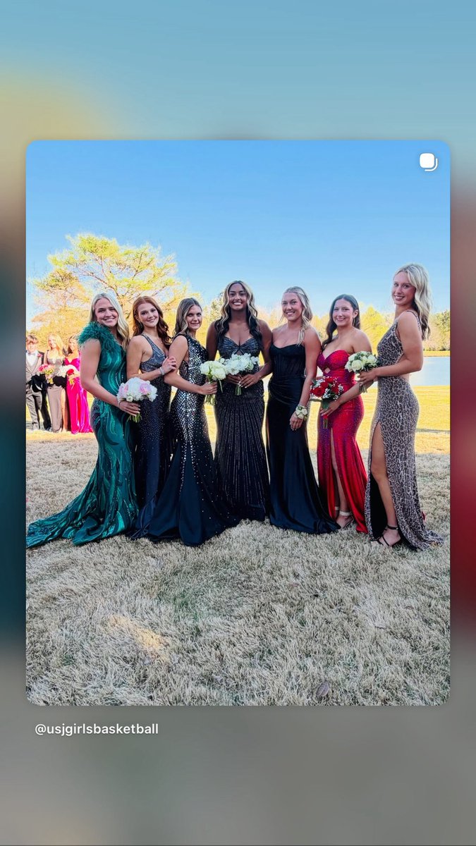 USJGirlsBBall's tweet photo. The court ➡️the red carpet.  STUNNING ✨🌟✨ https://t.co/eqyL2qlYzb