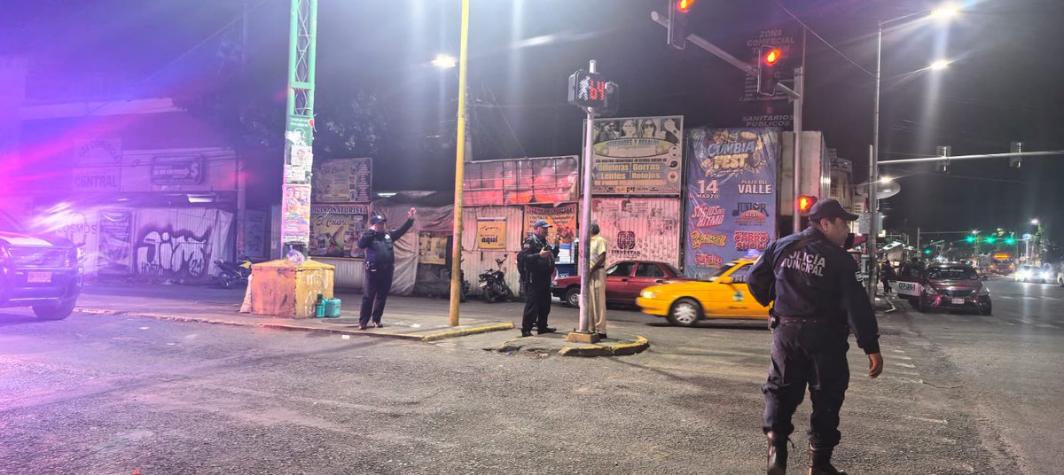 MunicipioSeguro's tweet image. 🚔 En Semana Santa reforzamos la vigilancia en puntos clave.
En Periférico y Av. Central implementamos operativo de presencia y disuasión, con recorridos constantes para prevenir incidentes y dar tranquilidad a quienes transitan por la zona.

#CONTROL #VecinasYVecinos
